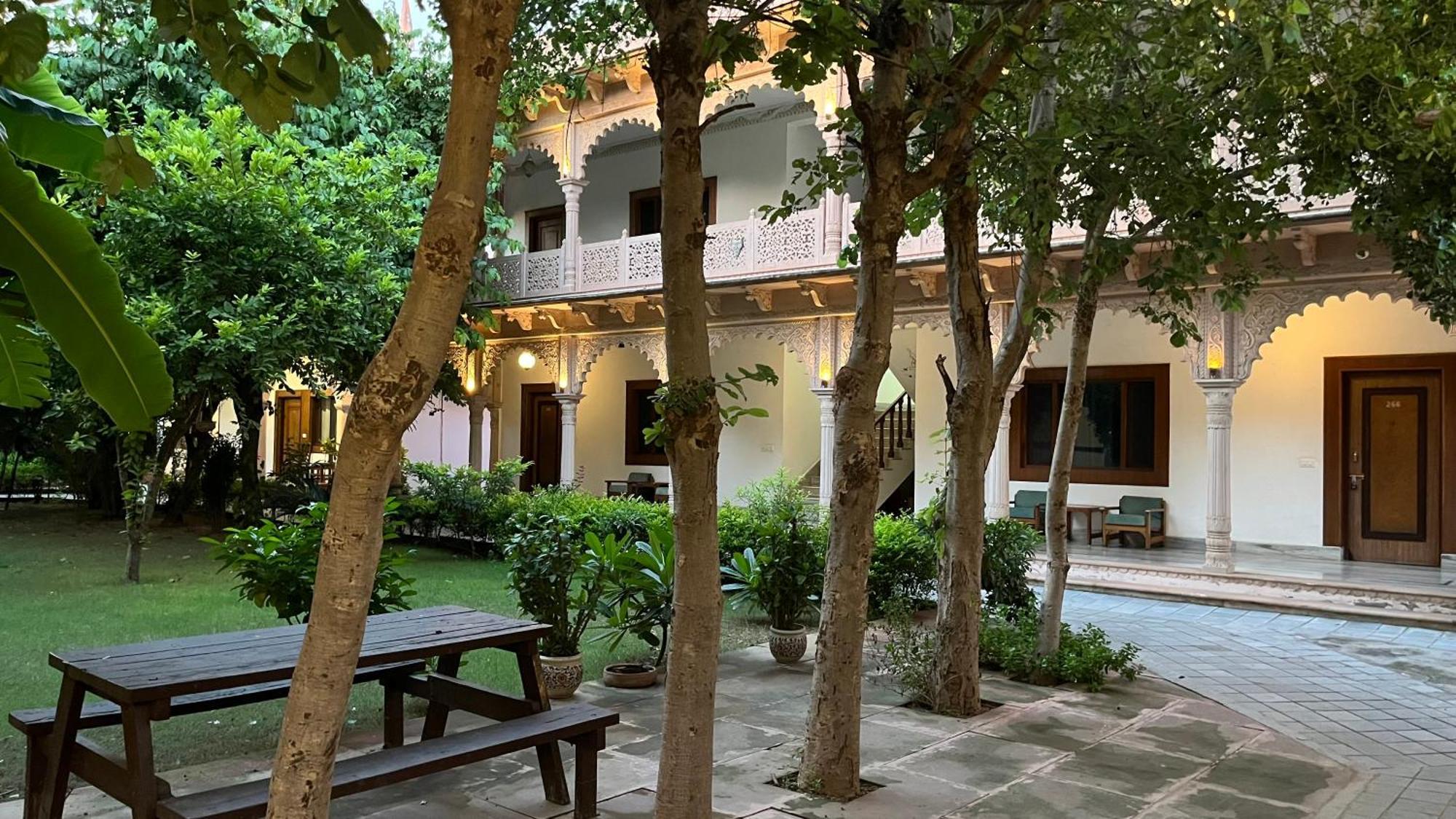 Hotel Sunbird Bharatpur Dış mekan fotoğraf