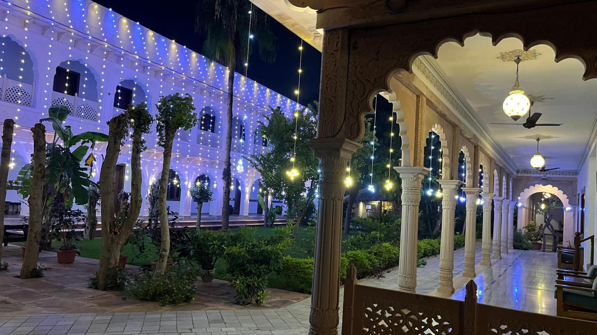 Hotel Sunbird Bharatpur Dış mekan fotoğraf